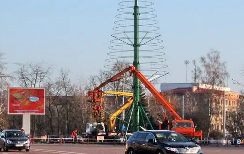 Монтаж новогодней елки на площади Ленина